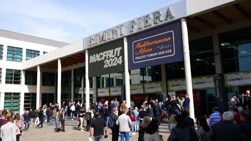Fioriera Fotovoltaica SalvaTerra esposta in fiera: innovazione sostenibile per l’energia rinnovabile e il verde urbano.