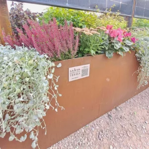 SalvaTerra installato su una terrazza moderna con design in acciaio Corten