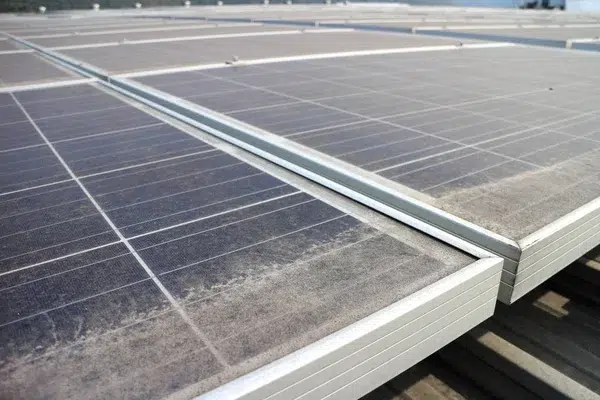 Verschmutzte Photovoltaikmodule mit Staubablagerungen auf der Moduloberfläche.