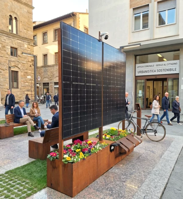 fioriera fotovoltaica SalvaTerra con panchina integrata installata in uno spazio urbano davanti a un edificio pubblico